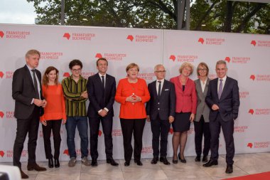 Frankfurt, Almanya. 10 Ekim, 2017. Grup fotoğrafı: Juergen Boos, Judith Rosmair, Wajdi Mouawad, Emmanuel Macron, Angela Merkel, Heinrich Riethoemller, Monika Gruetters, Francoise Nyssen, Peter Feldmann, Frankfurt Bookfair adlı / Buchmesse Frankfurt 2017 