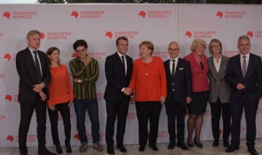 Frankfurt, Almanya. 10 Ekim, 2017. Grup fotoğrafı: Juergen Boos, Judith Rosmair, Wajdi Mouawad, Emmanuel Macron, Angela Merkel, Heinrich Riethoemller, Monika Gruetters, Francoise Nyssen, Peter Feldmann, Frankfurt Bookfair adlı / Buchmesse Frankfurt 2017 