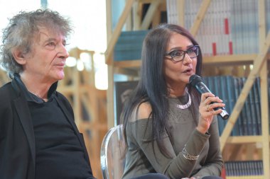 Frankfurt, Almanya. 11 Ekim, 2017. Hubert hanoğlu (* 1947), tunesian yazar ve Ananda Devi (* 1957), Mauritian yazar, jüri üyeleri Prix des cinq kıta de la Frankofon'un, Frankfurt Bookfair ödül töreninde bir parçası / Buchmesse Frankfurt