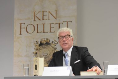 Frankfurt, Almanya. 11 Ekim, 2017. Ken Follett, yangın A sütun için uluslararası basın toplantısında İngiliz çok satan yazar / Das Fundament der Ewigkeit, Frankfurt Bookfair / Buchmesse Frankfurt 2017