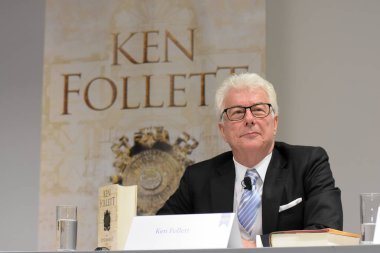 Frankfurt, Almanya. 11 Ekim, 2017. Ken Follett, yangın A sütun için uluslararası basın toplantısında İngiliz çok satan yazar / Das Fundament der Ewigkeit, Frankfurt Bookfair / Buchmesse Frankfurt 2017