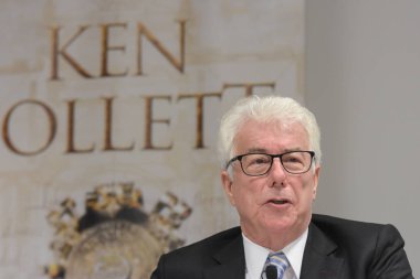 Frankfurt, Almanya. 11 Ekim, 2017. Ken Follett, yangın A sütun için uluslararası basın toplantısında İngiliz çok satan yazar / Das Fundament der Ewigkeit, Frankfurt Bookfair / Buchmesse Frankfurt 2017