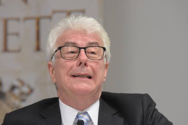 Frankfurt, Almanya. 11 Ekim, 2017. Ken Follett, yangın A sütun için uluslararası basın toplantısında İngiliz çok satan yazar / Das Fundament der Ewigkeit, Frankfurt Bookfair / Buchmesse Frankfurt 2017