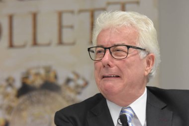 Frankfurt, Almanya. 11 Ekim, 2017. Ken Follett, yangın A sütun için uluslararası basın toplantısında İngiliz çok satan yazar / Das Fundament der Ewigkeit, Frankfurt Bookfair / Buchmesse Frankfurt 2017