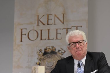 Frankfurt, Almanya. 11 Ekim, 2017. Ken Follett, yangın A sütun için uluslararası basın toplantısında İngiliz çok satan yazar / Das Fundament der Ewigkeit, Frankfurt Bookfair / Buchmesse Frankfurt 2017
