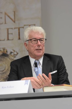 Frankfurt, Almanya. 11 Ekim, 2017. Ken Follett, yangın A sütun için uluslararası basın toplantısında İngiliz çok satan yazar / Das Fundament der Ewigkeit, Frankfurt Bookfair / Buchmesse Frankfurt 2017
