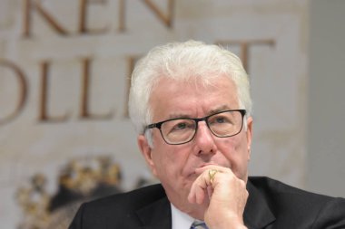 Frankfurt, Almanya. 11 Ekim, 2017. Ken Follett, yangın A sütun için uluslararası basın toplantısında İngiliz çok satan yazar / Das Fundament der Ewigkeit, Frankfurt Bookfair / Buchmesse Frankfurt 2017