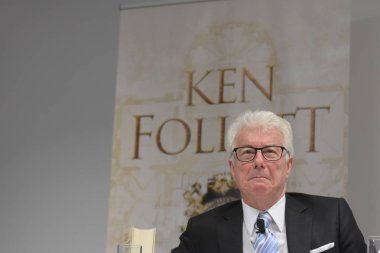 Frankfurt, Almanya. 11 Ekim, 2017. Ken Follett, yangın A sütun için uluslararası basın toplantısında İngiliz çok satan yazar / Das Fundament der Ewigkeit, Frankfurt Bookfair / Buchmesse Frankfurt 2017