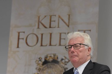 Frankfurt, Almanya. 11 Ekim, 2017. Ken Follett, yangın A sütun için uluslararası basın toplantısında İngiliz çok satan yazar / Das Fundament der Ewigkeit, Frankfurt Bookfair / Buchmesse Frankfurt 2017