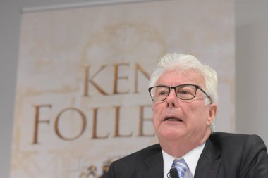 Frankfurt, Almanya. 11 Ekim, 2017. Ken Follett, yangın A sütun için uluslararası basın toplantısında İngiliz çok satan yazar / Das Fundament der Ewigkeit, Frankfurt Bookfair / Buchmesse Frankfurt 2017