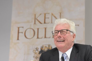 Frankfurt, Almanya. 11 Ekim, 2017. Ken Follett, yangın A sütun için uluslararası basın toplantısında İngiliz çok satan yazar / Das Fundament der Ewigkeit, Frankfurt Bookfair / Buchmesse Frankfurt 2017