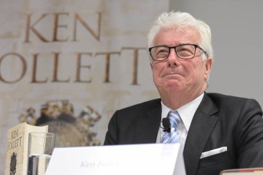 Frankfurt, Almanya. 11 Ekim, 2017. Ken Follett, yangın A sütun için uluslararası basın toplantısında İngiliz çok satan yazar / Das Fundament der Ewigkeit, Frankfurt Bookfair / Buchmesse Frankfurt 2017