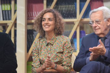 Frankfurt, Almanya. 11 Ekim, 2017. Leila Slimani (* 1981), Fransız-Fas yazar ve gazeteci ve Bernard Pivot (* 1935), Fransız gazeteci, görüşmeci ve Fransız kültürel televizyon programlarına, Frankfurt Prix Goncourt panelde dizi 