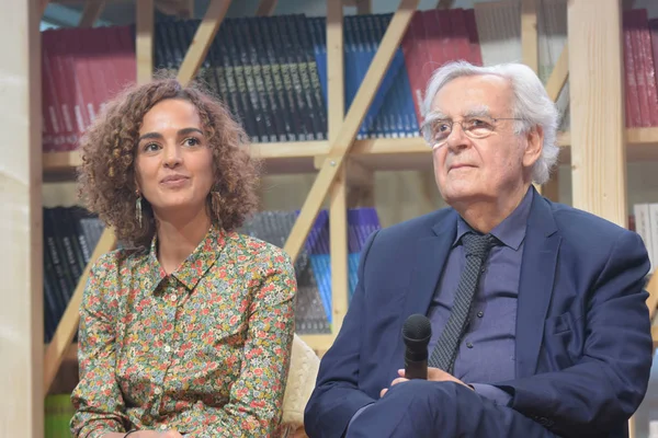 Frankfurt, Almanya. 11 Ekim, 2017. Leila Slimani (* 1981), Fransız-Fas yazar ve gazeteci ve Bernard Pivot (* 1935), Fransız gazeteci, görüşmeci ve Fransız kültürel televizyon programlarına, Frankfurt Prix Goncourt panelde dizi 