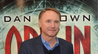 Frankfurt, Almanya. 12 Ekim 2017. Dan Brown (* 1964) onun yeni kitabı 'Köken', Robert Langdon son bölümünde Frankfurt Bookfair bir basın toplantısında kitap serisini sunuyor / Buchmesse Frankfurt