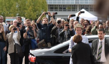 Frankfurt, Almanya. 12 Ekim 2017. Onu Majesteleri Kraliçe Frankfurt Bookfair Rudy Demotte, Bakanı-Fransız topluluğu, kırmızı halı üzerinde varışta 12 Ekim 2017 yılında Frankfurt am Main, Almanya Cumhurbaşkanı eşliğinde ziyaret Mathilde, Belçika