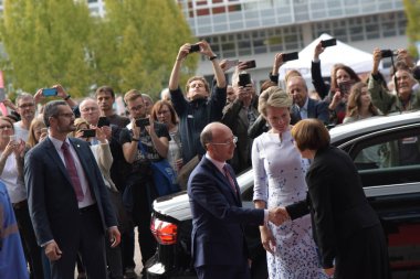 Frankfurt, Almanya. 12 Ekim 2017. Onu Majesteleri Kraliçe Frankfurt Bookfair Rudy Demotte, Bakanı-Fransız topluluğu, kırmızı halı üzerinde varışta 12 Ekim 2017 yılında Frankfurt am Main, Almanya Cumhurbaşkanı eşliğinde ziyaret Mathilde, Belçika