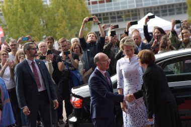 Frankfurt, Almanya. 12 Ekim 2017. Onu Majesteleri Kraliçe Frankfurt Bookfair Rudy Demotte, Bakanı-Fransız topluluğu, kırmızı halı üzerinde varışta 12 Ekim 2017 yılında Frankfurt am Main, Almanya Cumhurbaşkanı eşliğinde ziyaret Mathilde, Belçika