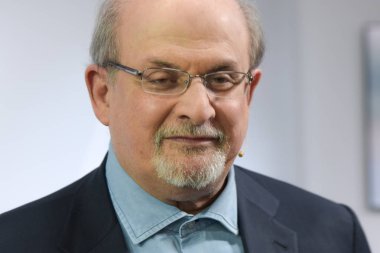 Frankfurt, Almanya. 12 Ekim, 2017. Salman Rüşdi (* 1947), İngiliz Hint yazar, kitabında 'The Golden House', Frankfurt Bookfair ilgili 'Blaues kanepe', / Buchmesse Frankfurt 2017
