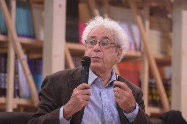 Frankfurt, Almanya. 13 Ekim, 2017.Luc Boltanski (* 1940), Fransız sosyolog, Avrupa laboratuvar masasında, Konuk, onur 2017, Frankfurt Bookfair adlı / Buchmesse Frankfurt 2017