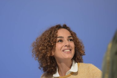 Frankfurt, Almanya. 13 Ekim, 2017. Leila Slimani (* 1981), Fransız-Fas yazar ve gazeteci, sonra ona röportaj Frankfurt Bookfair 'Blaues Divan' in / Buchmesse Frankfurt 2017