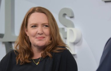 Frankfurt, Almanya. 13 Ekim, 2017. Paula Hawkins (* 1972), İngiliz yazar, onun yeni kitabı 'Su içine' Frankfurt Bookfair sunulması / Buchmesse Frankfurt 2017