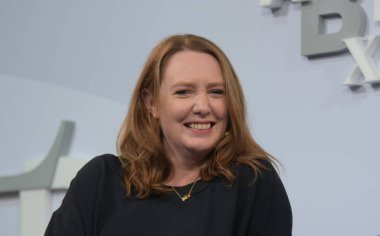 Frankfurt, Almanya. 13 Ekim, 2017. Paula Hawkins (* 1972), İngiliz yazar, onun yeni kitabı 'Su içine' Frankfurt Bookfair sunulması / Buchmesse Frankfurt 2017