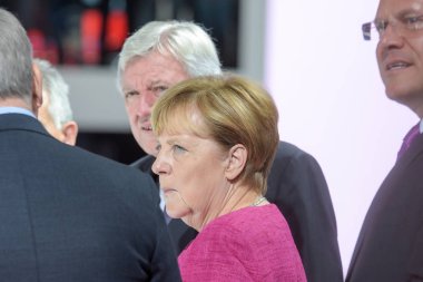 Frankfurt, Almanya. 14 Eylül, 2017. Angela Merkel IAA bir tur alarak. BMW booth. Arka: Volker Bouffier. 67 IAA Uluslararası Motor Show'da Frankfurt/Main'da Tarih Salı, 14th Eylül 2017 