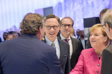 Frankfurt, Almanya. 14 Eylül, 2017. Angela Merkel Ford standında Salı, 14th Eylül 2017 Frankfurt/Main'da 67 IAA Uluslararası Otomobil Fuarı aracılığıyla onun tur sırasında ziyaret etti 