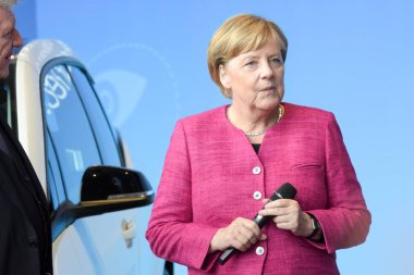 Frankfurt, Almanya. 14 Eylül, 2017. Salı, 14th Eylül 2017 67 IAA Uluslararası Otomobil Fuarı Frankfurt/Main'da aracılığıyla Angela Merkel Qualcomm booth sırasında ziyaret turu 