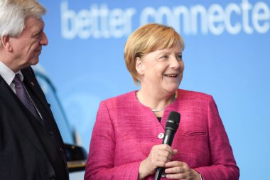 Frankfurt, Almanya. 14 Eylül, 2017. Salı, 14th Eylül 2017 67 IAA Uluslararası Otomobil Fuarı Frankfurt/Main'da aracılığıyla Angela Merkel Qualcomm booth sırasında ziyaret turu 