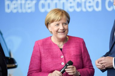 Frankfurt, Almanya. 14 Eylül, 2017. Salı, 14th Eylül 2017 67 IAA Uluslararası Otomobil Fuarı Frankfurt/Main'da aracılığıyla Angela Merkel Qualcomm booth sırasında ziyaret turu 