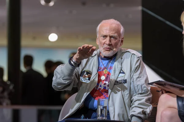 Frankfurt Duitsland September 2017 Buzz Aldrin Astronaut Apollo Spreken Fietsen — Stockfoto