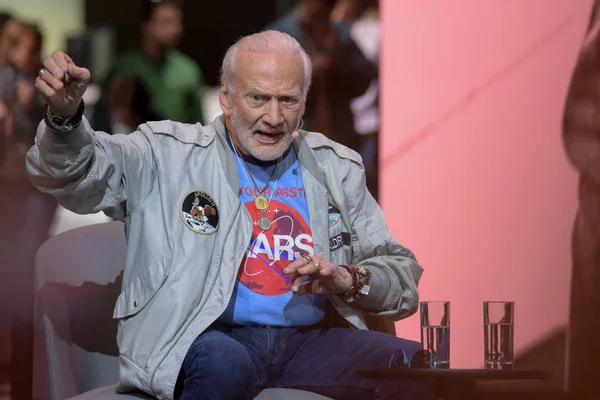 Frankfurt Duitsland September 2017 Buzz Aldrin Astronaut Apollo Spreken Fietsen — Stockfoto