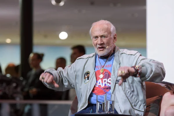 Frankfurt Duitsland September 2017 Buzz Aldrin Astronaut Apollo Spreken Fietsen — Stockfoto