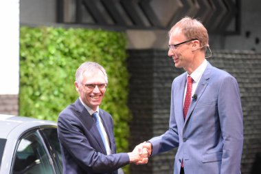 Frankfurt, Almanya. 12 Eylül, 2017. Carlos Tavares, Ceo Peugeot Citroen ve Michael Lohscheller, Ceo Opel Opel basın toplantısında 65 IAA Uluslararası Otomobil Fuarı'nda Frankfurt/Main'da Tarih Salı, 12 Eylül 2017