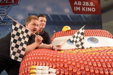 Frankfurt, Almanya. 12 Eylül, 2017. Fotocall arabalar 3: evrim. Oliver Kalkofe seslendirme, Benedikt Weber bir yaşam boyutu yinelemeyle 5.554 Diecast Otomobil 65 IAA Uluslararası Otomobil Fuarı'nda Frankfurt/Main'da Salı günü, Eylül 12t oluşur