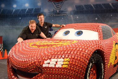 Frankfurt, Almanya. 12 Eylül, 2017. Fotocall arabalar 3: evrim. Oliver Kalkofe seslendirme, Benedikt Weber bir yaşam boyutu yinelemeyle 5.554 Diecast Otomobil 65 IAA Uluslararası Otomobil Fuarı'nda Frankfurt/Main'da Salı günü, Eylül 12t oluşur