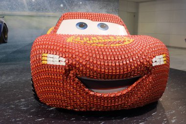 Frankfurt, Almanya. 12 Eylül, 2017. Fotocall arabalar 3: evrim. Oliver Kalkofe seslendirme, Benedikt Weber bir yaşam boyutu yinelemeyle 5.554 Diecast Otomobil 65 IAA Uluslararası Otomobil Fuarı'nda Frankfurt/Main'da Salı günü, Eylül 12t oluşur