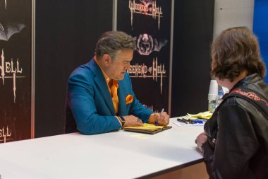 Dortmund, Almanya - 8 Nisan: Hafta sonu cehennem, bir iki gün (Nisan 7-8 2018) korku temalı fan kongre, aktör Bruce Campbell (kül vs Evil Dead Evil Dead) imza.
