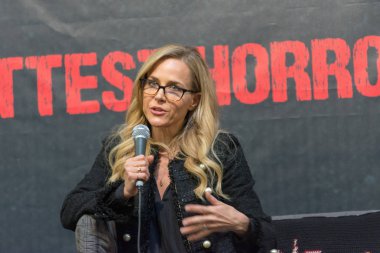Dortmund, Almanya - 8 Nisan: Oyuncu Julie Benz (Dexter, testere, Buffy, melek, Rambo, Punisher), hafta sonu cehennem, bir iki gün (Nisan 7-8 2018) korku temalı fan kongre.