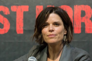 Dortmund, Almanya - 8 Nisan: Hafta sonu cehennem, bir iki gün (Nisan 7-8 2018) korku temalı fan kongre, oyuncu Neve Campbell (çığlık, Wild Things iskambil kağıtlarından ev).