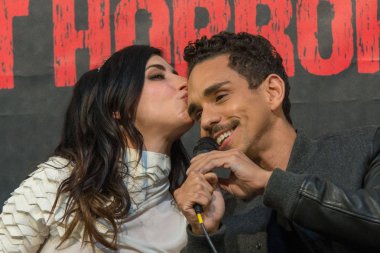 Dortmund, Almanya - 8 Nisan: (L r) aktörler Dana Delorenzo ve Ray Santiago (kül vs Evil Dead), hafta sonu cehennem, bir iki gün (Nisan 7-8 2018) korku temalı fan kongre adlı.