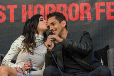 Dortmund, Almanya - 8 Nisan: (L r) aktörler Dana Delorenzo ve Ray Santiago (kül vs Evil Dead), hafta sonu cehennem, bir iki gün (Nisan 7-8 2018) korku temalı fan kongre adlı.
