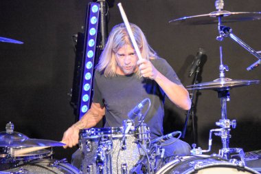 Frankfurt, Almanya. 6 Nisan 2017. Will Hunt, davulcu grubun Evanescence, Frankfurt, Almanya Musikmesse davul kampında onun konser için hazırlanıyor
