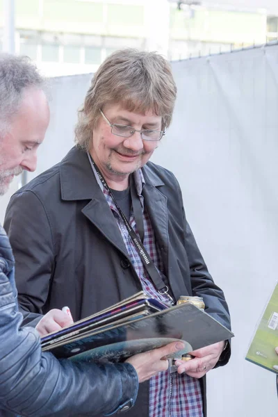 德国法兰克福 2017年4月6日 在德国法兰克福举行的音乐音乐会结束后 深紫色的键盘手唐 艾瑞在签名 — 图库照片