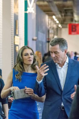 Frankfurt, Almanya. 13 Şubat, 2017. Ambiente: Oyuncu ve model Elizabeth Hurley (Kraliyet ailesi) Ambiente Frankfurt ziyaret ve güç alışveriş Detlef Braun, Messe Frankfurt İcra Kurulu Ambiente 2017 adlı üyesi ile gitti