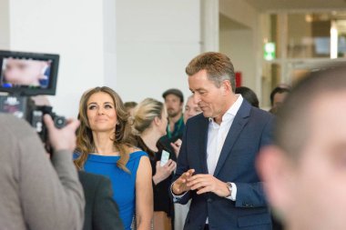 Frankfurt, Almanya. 13 Şubat, 2017. Ambiente: Oyuncu ve model Elizabeth Hurley (Kraliyet ailesi) Ambiente Frankfurt ziyaret ve güç alışveriş Detlef Braun, Messe Frankfurt İcra Kurulu Ambiente 2017 adlı üyesi ile gitti