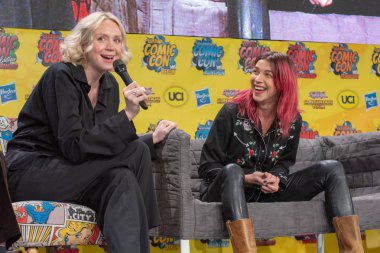 Dortmund, Almanya - 1st Aralık 2018: Gwendoline Christie ve Natalia Tena, Alman Comic Con Dortmund, bir iki gün fan kongre