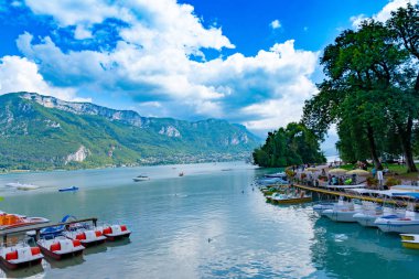 Annecy, Fransa - 7 Eylül 2018: Promenade Jacquet görüldüğü gibi Les Jardins de l'Europe. Auvergne-Rohne-Alpes bölgesi güneydoğu Fransa'da bulunan, Annecy kez Alpler Venedik denir